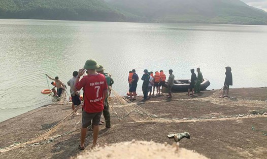 Lực lượng chức năng đã tìm được 1 nam sinh tử vong do đuối nước ở đập Kha Xai. Ảnh: Mạnh Tuấn.