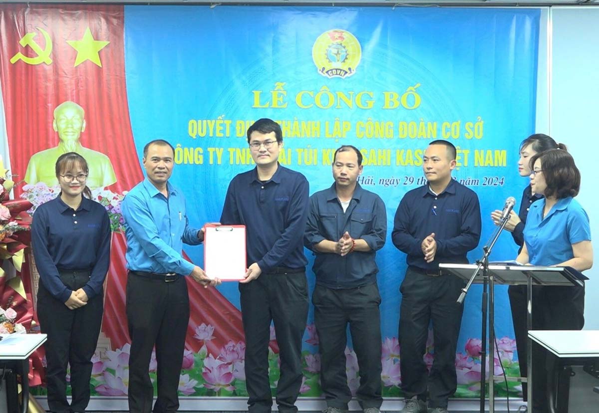 Chủ tịch LĐLĐ huyện Tiền Hải Vũ Thái Học trao quyết định thành lập CĐCS. Ảnh: Bá Mạnh