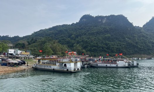 Du lịch hồ Hòa Bình đã tạo ra việc làm ổn định cho người dân địa phương. Ảnh: Minh Nguyễn