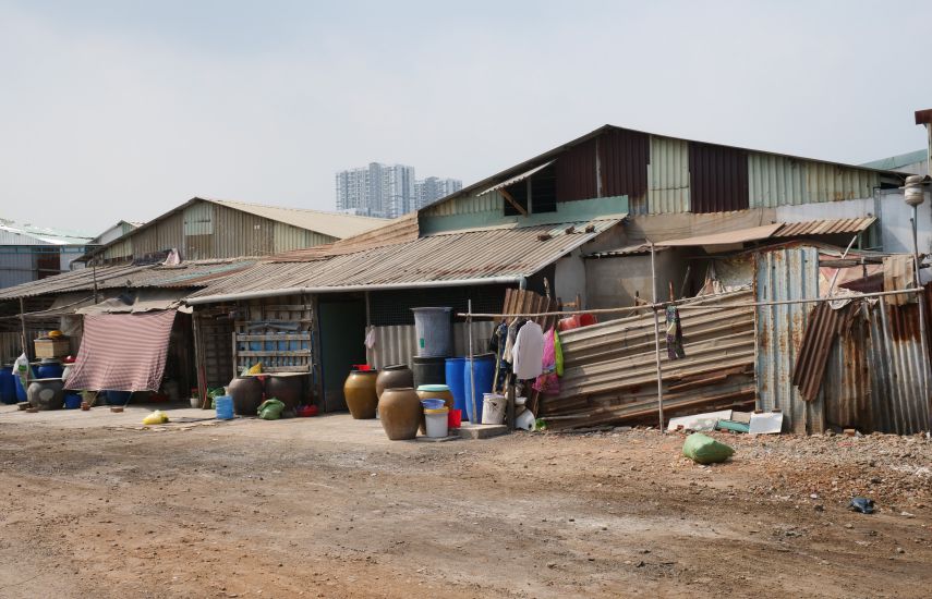 Căn nhà được chia thành nhiều phòng trọ cho người nhập cư thuê. Ảnh: Phương Ngân
