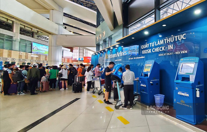 Hành khách tự làm thủ tục check-in tại sân bay Nội tháng 6.2022. Ảnh: Tô Thế