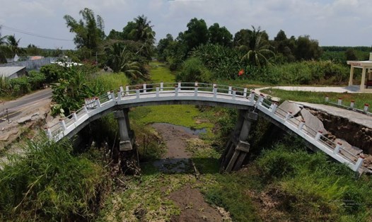 Một cây cầu ở ấp Kênh 5, xã An Minh Bắc bị gãy sụp, lòng kênh cũng khô cạn nước. Ảnh: Nguyên Anh