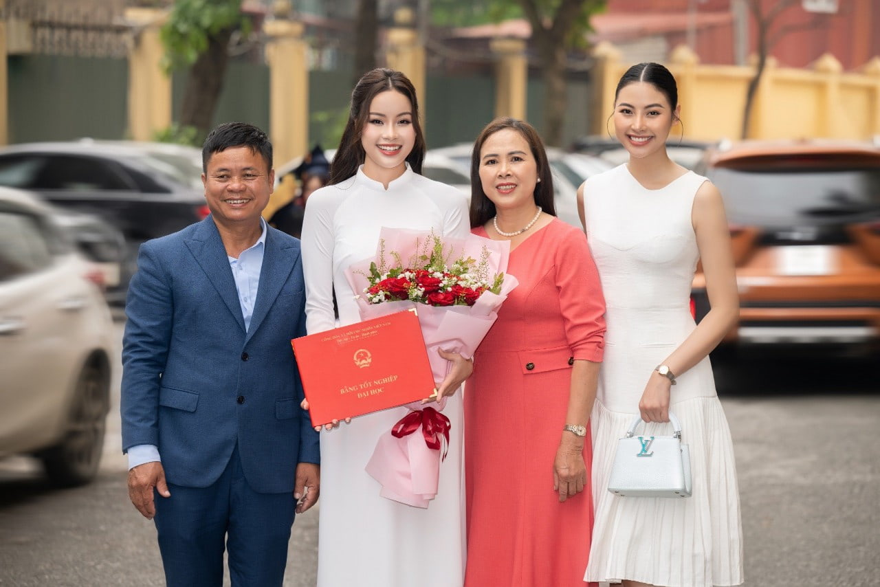 Đào Thị Hiền cùng gia đình tại lễ tốt nghiệp của mình. Ảnh: Đào Thị Hiền