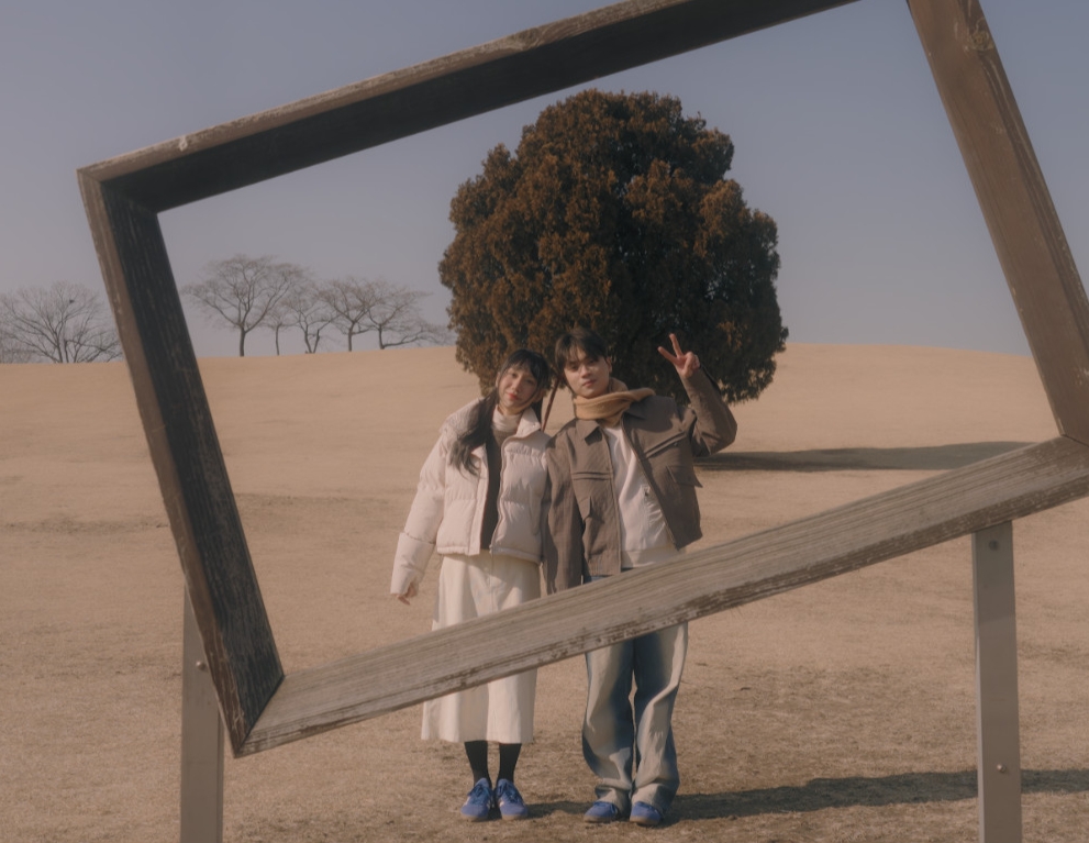 Nữ ca sĩ Lynk Lee và bạn diễn trong MV “Mỉm cười mà khóc trong lòng“. Ảnh: NVCC.
