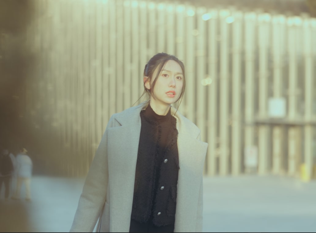 Ca sĩ Lynk Lee trong MV "Mỉm cười mà khóc trong lòng". Ảnh: NVCC.