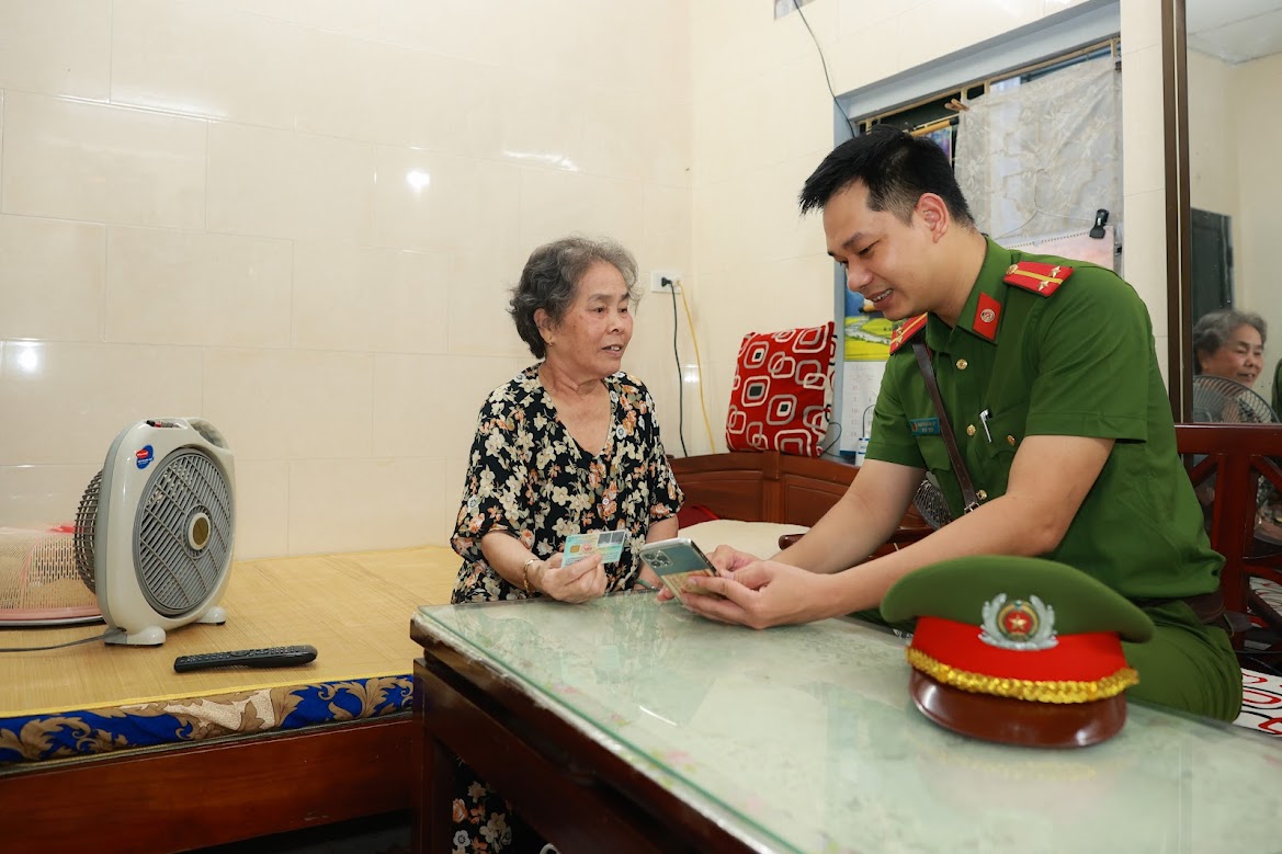 Công an phường ở Hà Nội thực hiện định danh mức độ 2 cho người dân. Ảnh: Hải Nguyễn