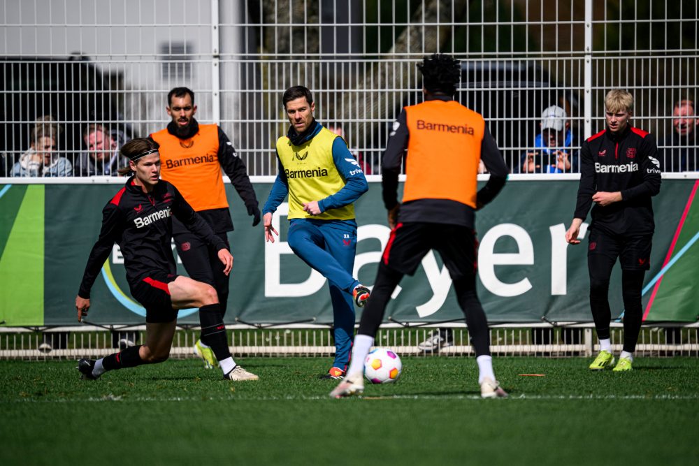 Alonso luôn có sự thị phạm và trực tiếp tham gia với các cầu thủ trong các buổi tập. Ảnh: Bayer Leverkusen