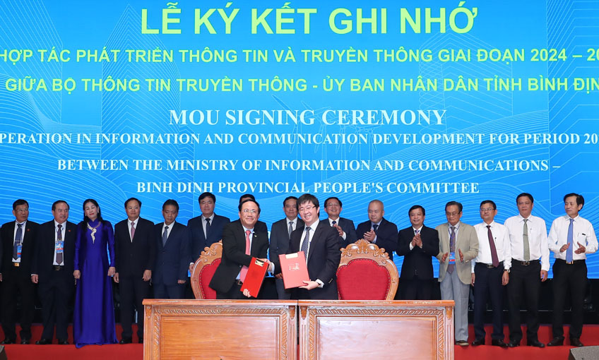 Ký ghi nhớ hợp tác giữa Bộ Thông tin - Truyền thông và UBND tỉnh Bình Định. Ảnh: Sở TTTT Bình Định.