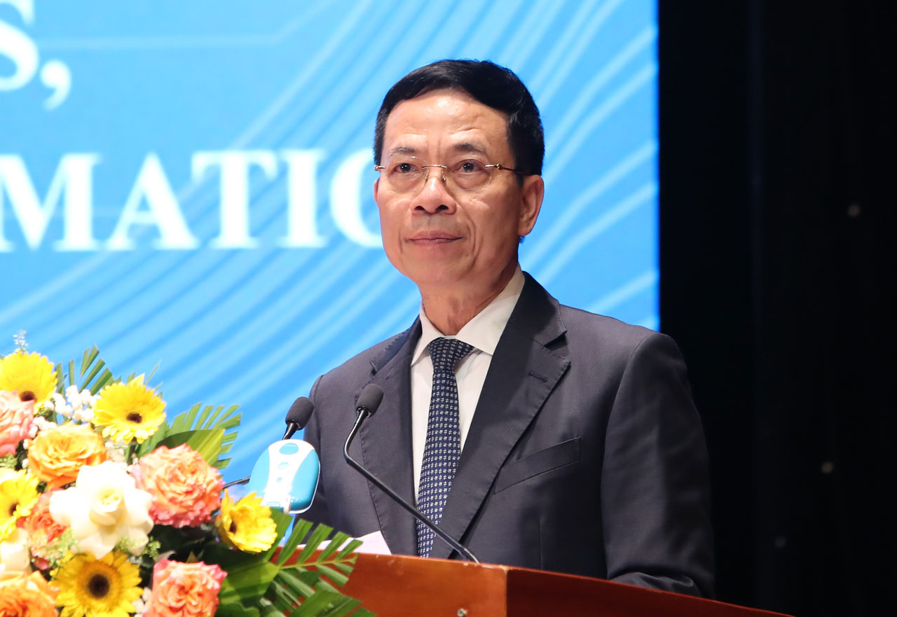 Bộ trưởng Bộ Thông tin - Truyền thông Nguyễn Mạnh Hùng: "Bình Định nên đi đầu chuyển đổi số". Ảnh: Sở TTTT Bình Định.