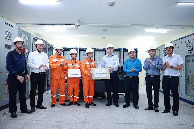 Lãnh đạo Công đoàn Điện lực Việt Nam tặng quà động viên công nhân. Ảnh: Hà Anh