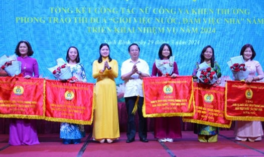 Công đoàn Công Thương Việt Nam trao cờ thi đua cho các tập thể có thành tích xuất sắc. Ảnh: Nguyễn Trường