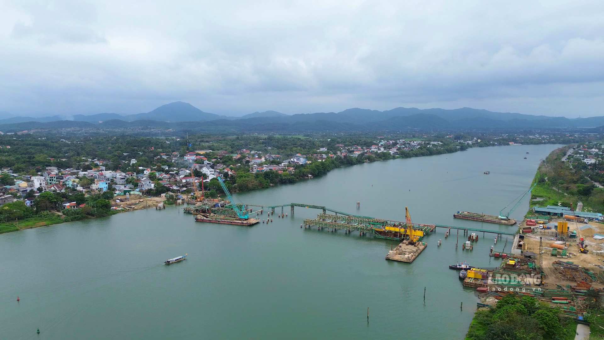 Khởi công vào tháng 12.2022, cầu vượt Nguyễn Hoàng thuộc Dự án cầu vượt bắc qua sông Hương và đường Nguyễn Hoàng mở rộng có tổng vốn đầu tư hơn 2.280 tỉ đồng. Trong đó, giai đoạn một hơn 1.855 tỉ đồng từ nguồn vốn ngân sách Trung ương và địa phương, thời gian thực hiện 4 năm.