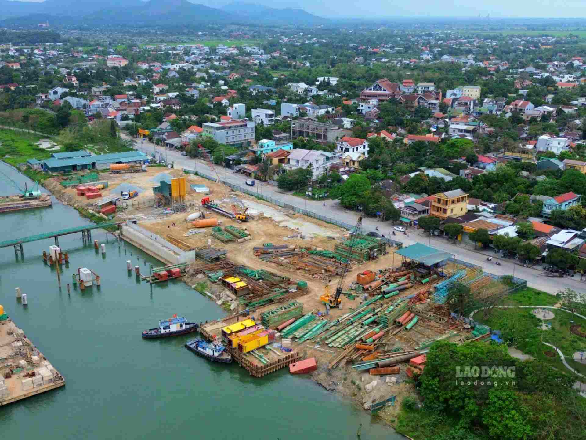 hu vực tập kết vật liệu (phía bắc sông Hương), nhà xưởng ngay cạnh công trình và thiết lập trạm trộn bê tông tươi để thuận tiện thi công.