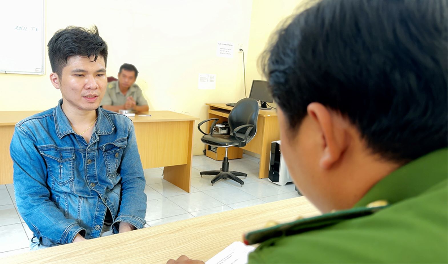 Tại cơ quan Công an, Trần Duy Phiên khai nhận hành vi thuê nhà nghỉ tổ chức sử dụng ma túy. Ảnh: Vũ Tiến 
