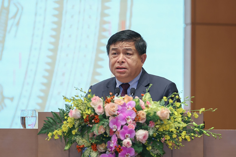 Bộ trưởng Bộ KHĐT Nguyễn Chí Dũng báo cáo tại phiên họp. Ảnh: Nhật Bắc