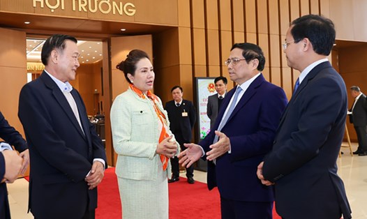 Thủ tướng Chính phủ Phạm Minh Chính trao đổi với các doanh nghiệp. Ảnh: Nhật Bắc

