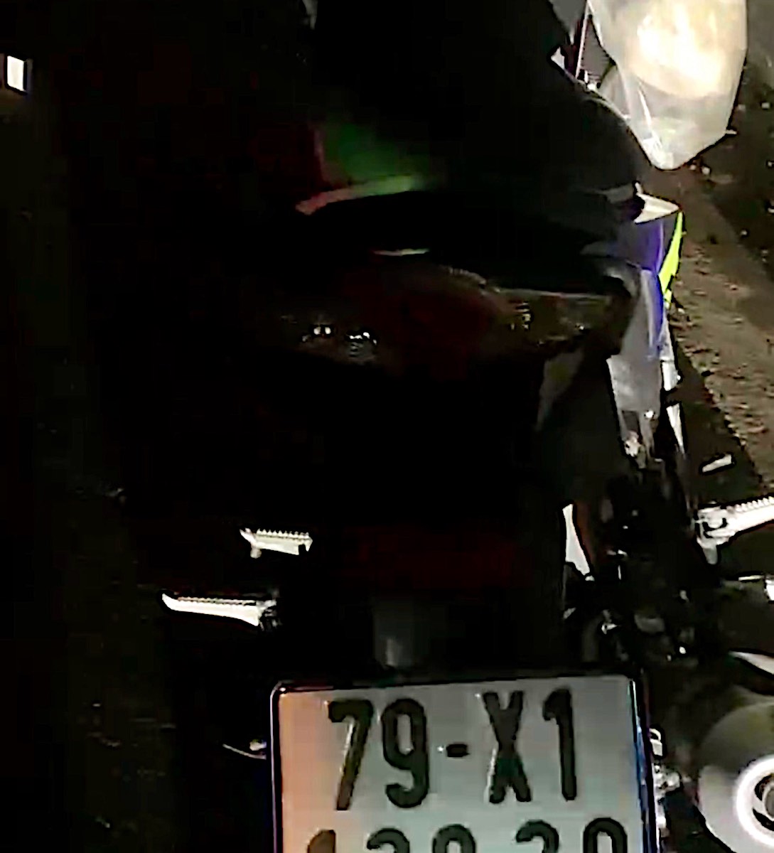 Xe máy chạy vào cao tốc Vĩnh Hảo - Phan Thiết bị CSGT chặn dừng kiểm tra. Ảnh: CACC