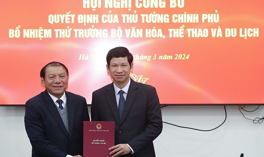 Thừa ủy quyền của Thủ tướng Chính phủ, Bộ trưởng Bộ VHTTDL Nguyễn Văn Hùng trao quyết định bổ nhiệm cho Thứ trưởng Hồ An Phong (bên phải). Ảnh: Bộ VHTTDL
