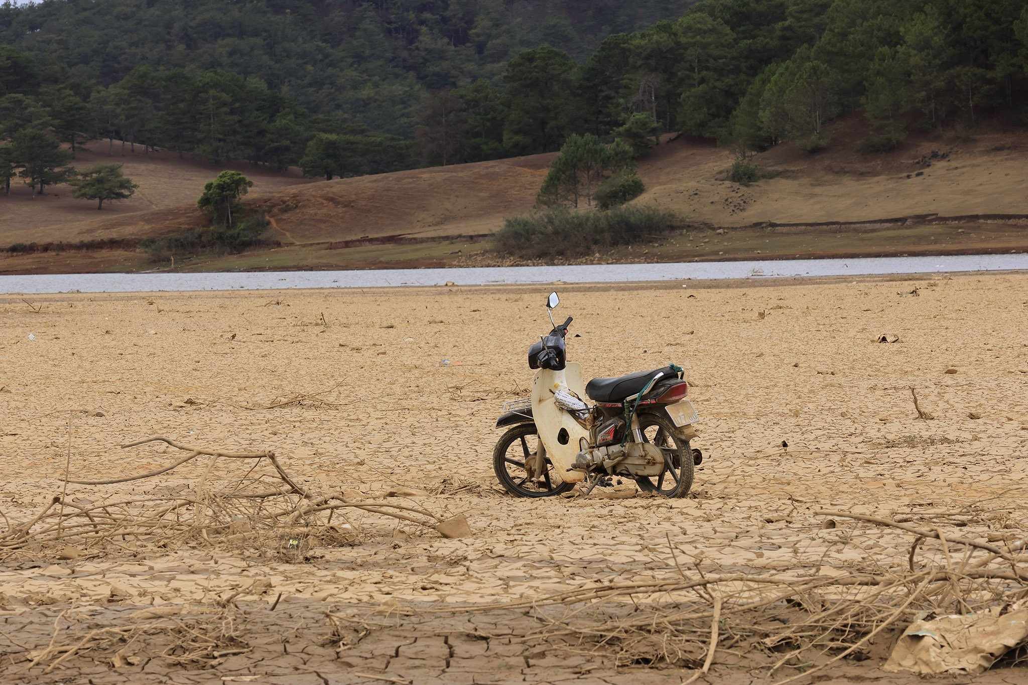 Cùng với việc nạo vét lòng hồ làm cho nước đục ngầu, dẫn đến việc sản xuất nước sạch cung cấp cho người tiêu dùng gặp nhiều khó khăn. 