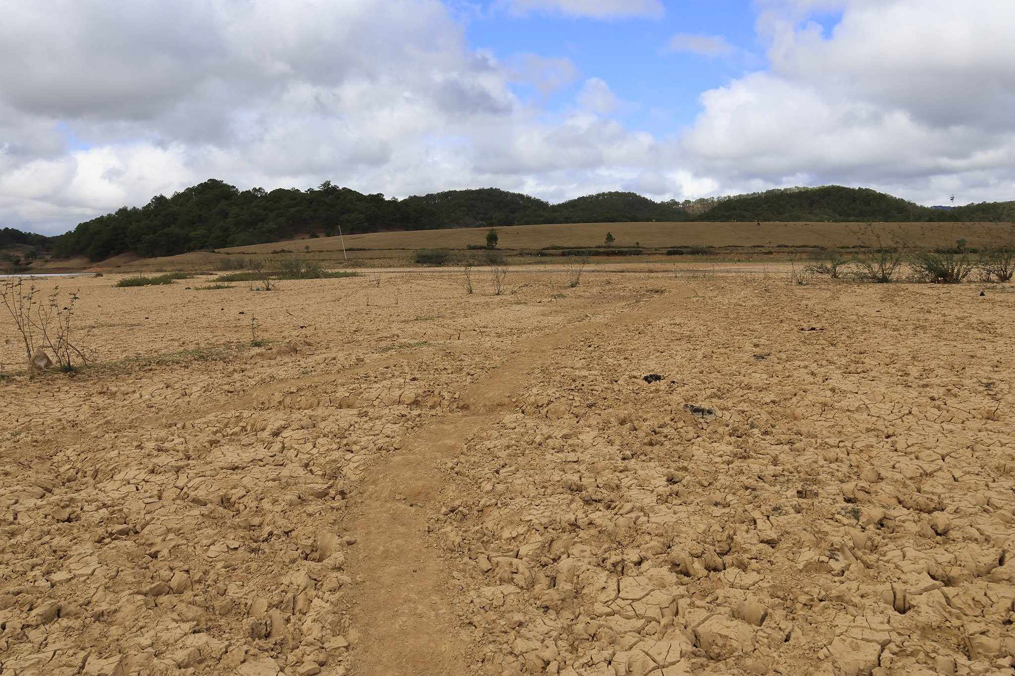 Theo lãnh đạo công ty này, giải pháp tạm thời để đối phó với tình trạng khô hạn hiện nay là đề nghị nhà máy thủy điện Ankroet giảm công suất phát điện trong thời gian tới để nâng mực nước hồ lên. Ảnh: Mai Hương