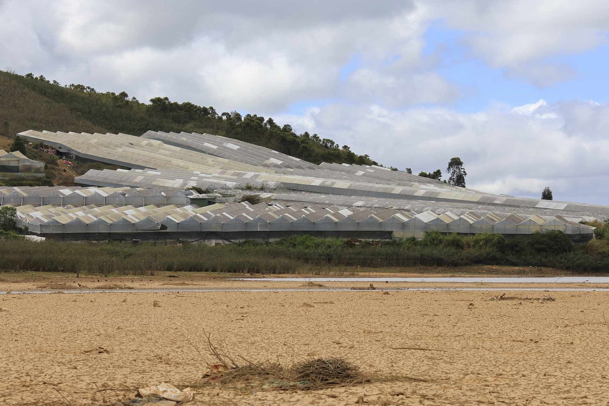 Hồ Đan Kia - Suối Vàng là công trình đa mục tiêu nằm trên địa bàn thị trấn Lạc Dương. Ngoài việc cung cấp nước cho Nhà máy thủy điện Ankroet và hai nhà máy xử lý nước sinh hoạt cho TP Đà Lạt và một phần thị trấn Lạc Dương, hồ giữ vai trò quan trọng trong việc tưới tiêu cho cả vùng nông nghiệp rộng lớn ở phía thượng nguồn. 