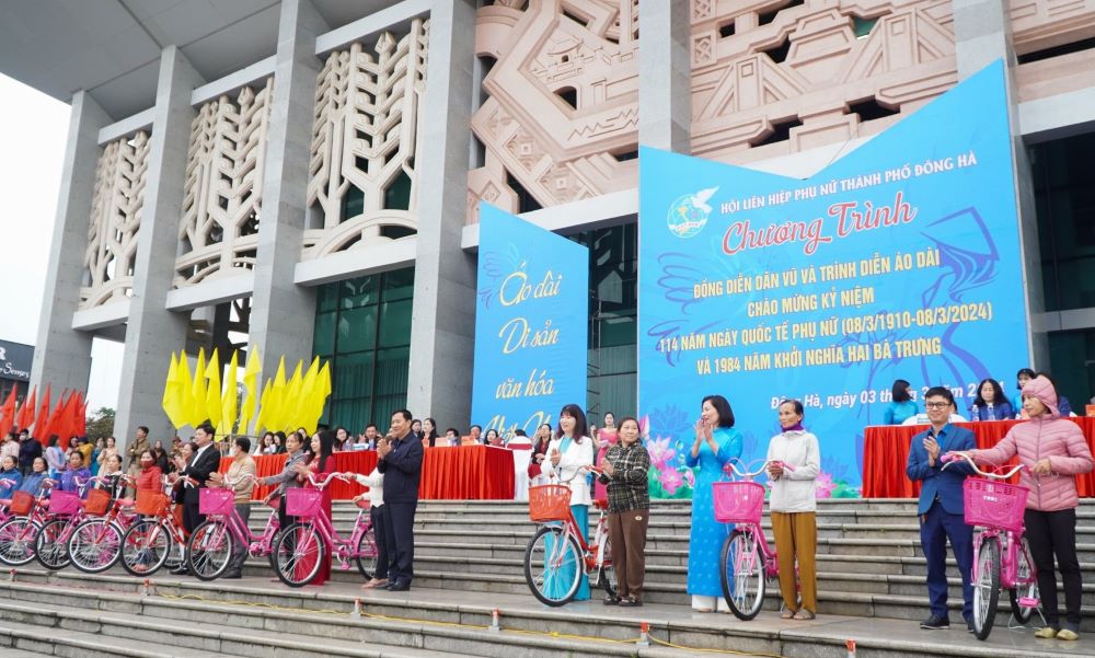 Dịp này, thông qua tài trợ của các nhà hảo tâm, Hội Liên hiệp phụ nữ TP. Đông Hà đã trao tặng 20 chiếc xe đạp trị giá 30 triệu đồng cho các hộ gia đình hội viên phụ nữ có hoàn cảnh khó khăn; tiếp nhận kinh phí hỗ trợ xây dựng nhà tình thương 60 triệu đồng.