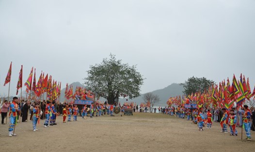 Hiện trên địa bàn tỉnh Ninh Bình có gần 100 lễ hội, trong đó có những lễ hội lớn, thu hút hàng vạn người dân và du khách tham gia. Ảnh: Nguyễn Trường