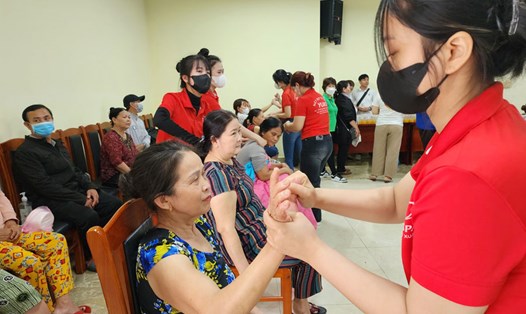 Bệnh nhân nữ tại Bệnh viện Đà Nẵng được massage miễn phí trong chương trình mừng ngày 8.3. Ảnh: Thùy Trang