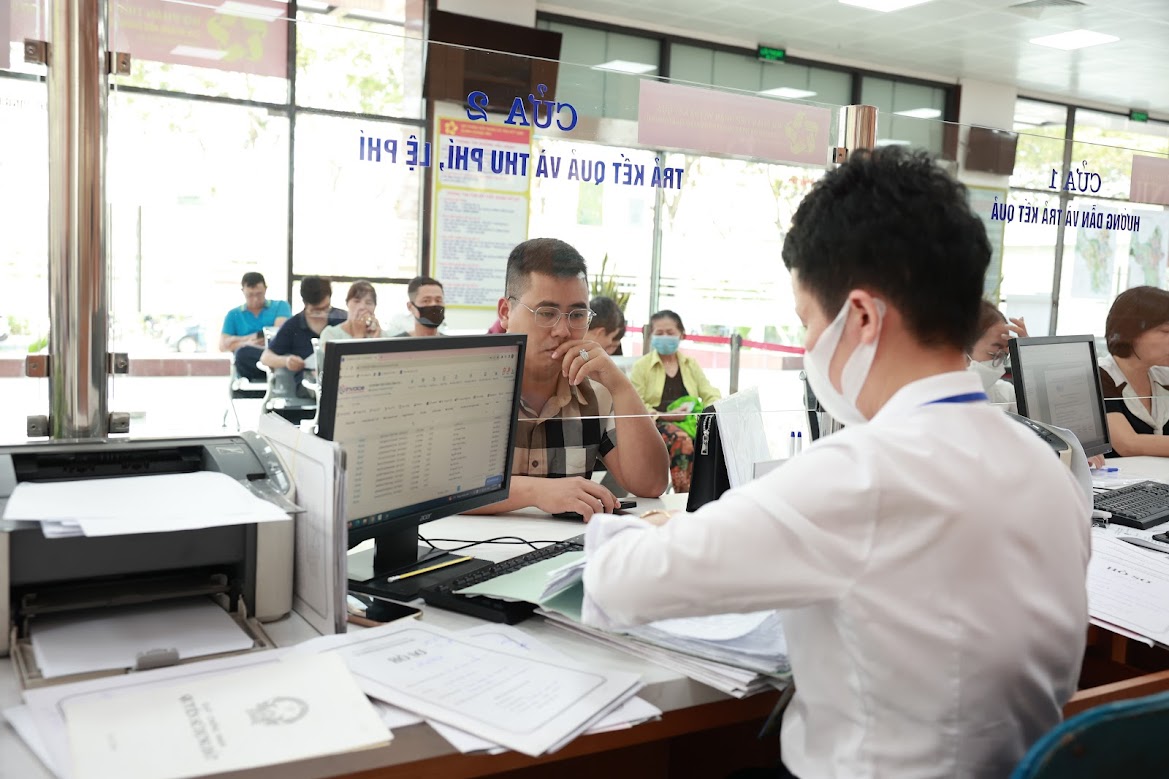 Sau sắp xếp đơn vị hành chính cấp huyện, xã, Hà Nội dự kiến có hơn 1.300 cán bộ, công chức cấp xã dôi dư. Ảnh minh họa: Hải Nguyễn