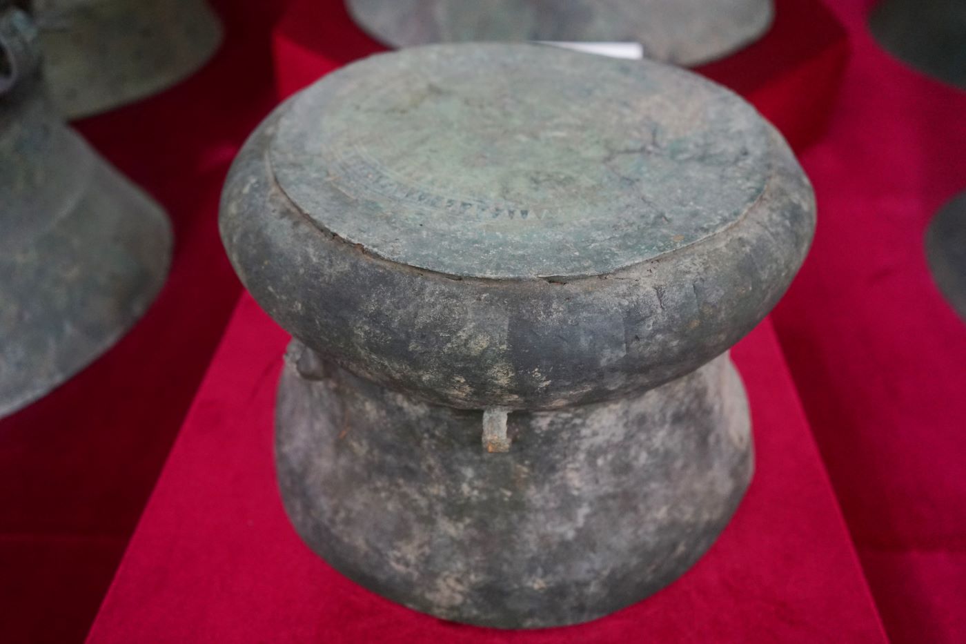 Đặc biệt, một chiếc trống đồng Đông Sơn được phát hiện tại hố khai quật (ở huyện Đông Sơn), có niên đại từ 2.000 đến 2.500 năm. Ảnh: Quách Du