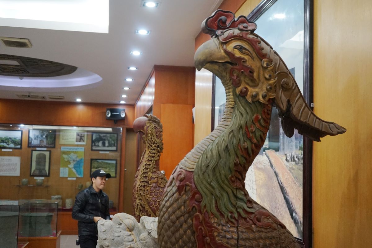 Theo ông Trịnh Đình Dương - Giám đốc Bảo tàng tỉnh Thanh Hóa cho biết, đôi tượng vẹt này được làm bằng gỗ mít, cách đây khoảng 400 năm (vào thế kỷ thứ 17, 18). Ảnh: Quách Du