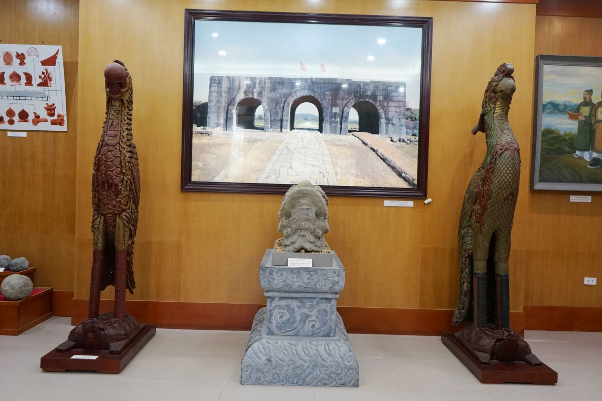 Đôi tượng vẹt cổ, cao khoảng 2m đang được lưu giữ tại Bảo tàng tỉnh Thanh Hóa. Ảnh: Quách Du 