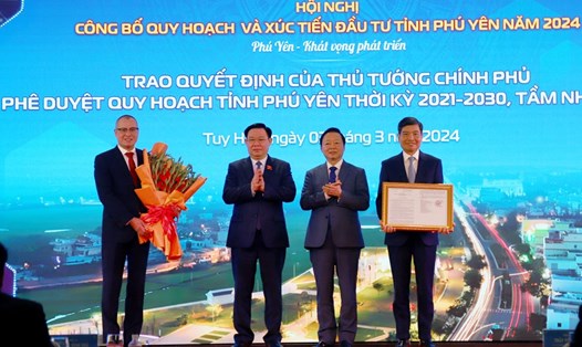 Chủ tịch Quốc hội Vương Đình Huệ, Phó Thủ tướng Chính phủ Trần Hồng Hà trao quyết định phê duyệt quy hoạch tỉnh cho lãnh đạo tỉnh Phú Yên. Ảnh: Ban tổ chức