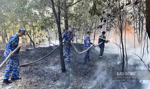 Các lực lượng tham gia chữa cháy trong vụ cháy trên đất nông nghiệp khu vực xã Hàm Ninh. Ảnh: Vùng 5 Hải quân