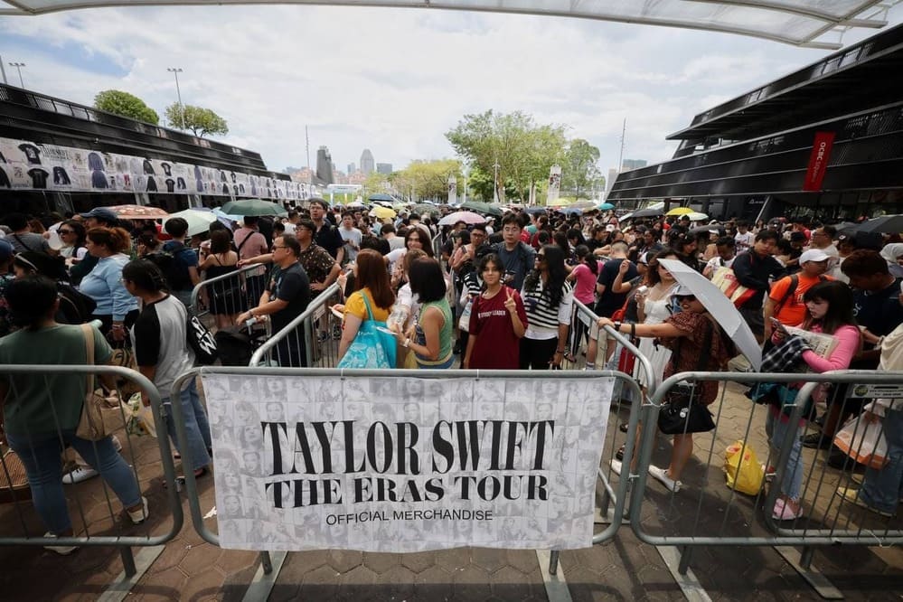 Hàng chục nghìn khán giả đổ về Sân vận động Quốc gia Singapore để gặp Taylor Swift. Ảnh: Strait Times