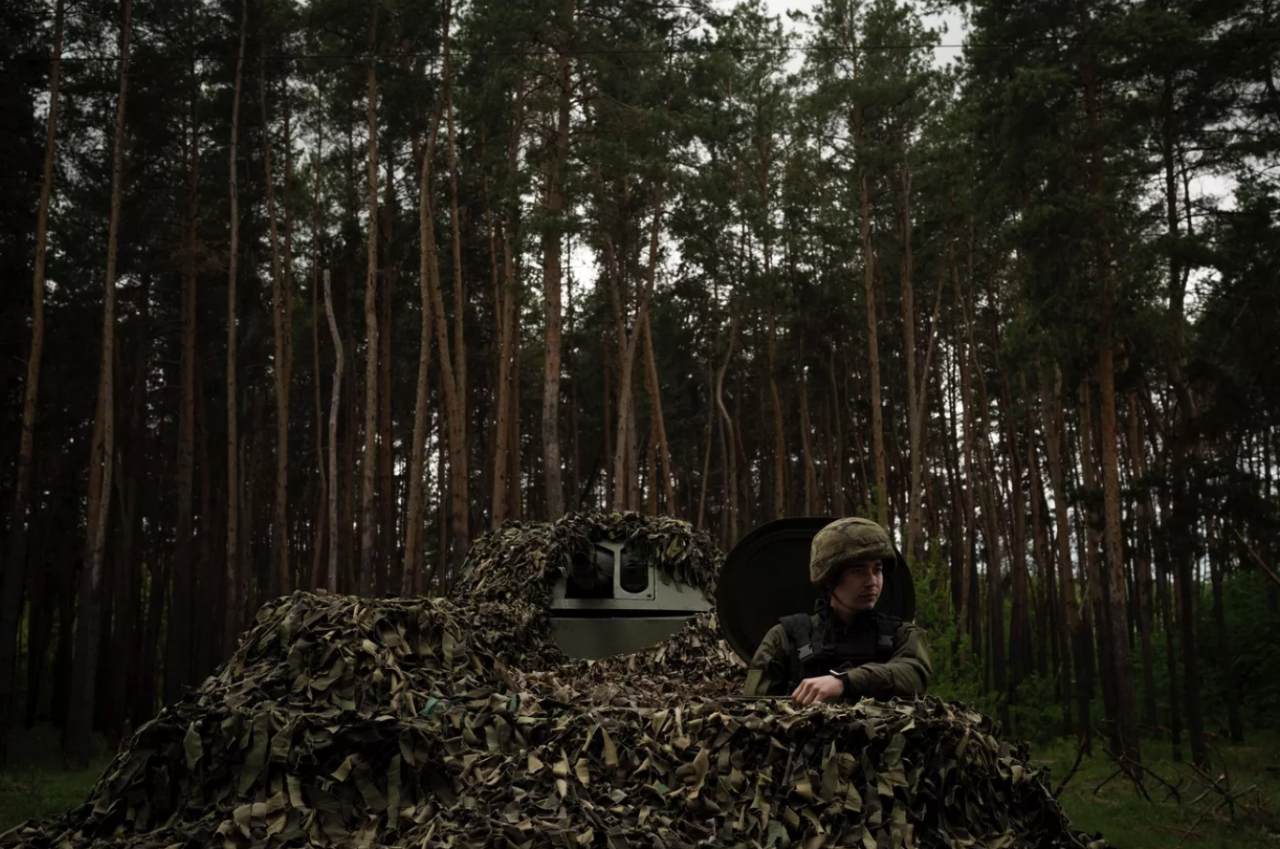 Binh sĩ Ukraina trên xe tăng ở vị trí gần Kharkiv. Ảnh: AP