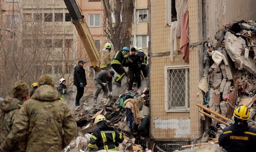 Chung cư ở Odesa, Ukraina, bị hư hỏng nặng sau cuộc tấn công bằng máy bay không người lái của Nga ngày 2.3.2024. Ảnh: AFP
