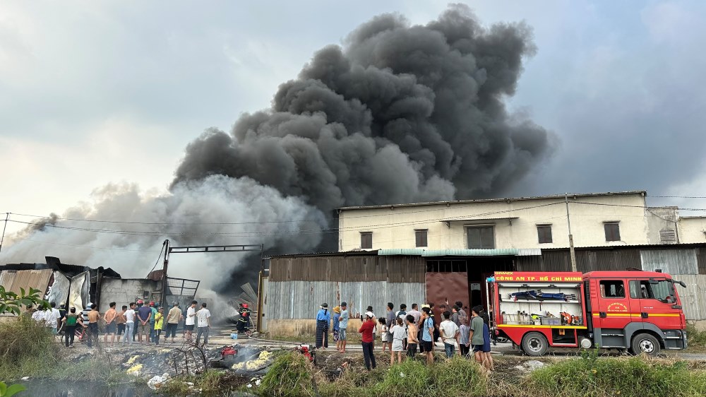 Hiện trường vụ cháy tại một xưởng sản xuất nệm rộng khoảng 2.000m2 ở Ấp 1. xã Xuân Thới Thượng, huyện Hóc Môn TPHCM chiều 3.3. Ảnh: Minh Hoàng