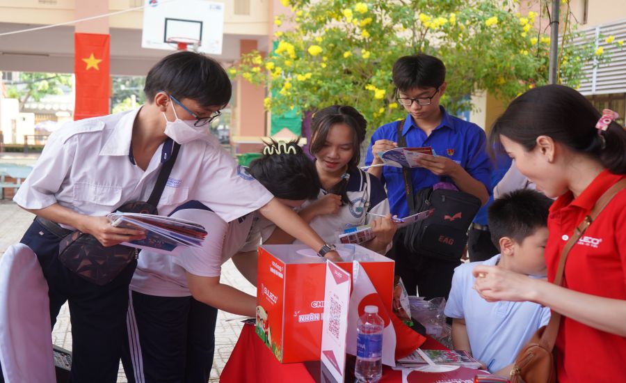 học sinh tại TPHCM tham gia, tìm hiểu thông tin tại Ngày hội hướng nghiệp, tuyển sinh 2024. Ảnh: Phương Ngân