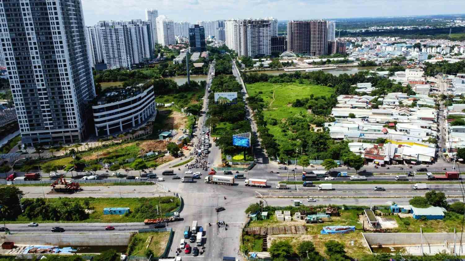 Nút giao cao tốc với đường Nguyễn Văn Tạo sẽ bổ sung vào dự án mở rộng trục đường Bắc - Nam.  Ảnh: Anh Tú