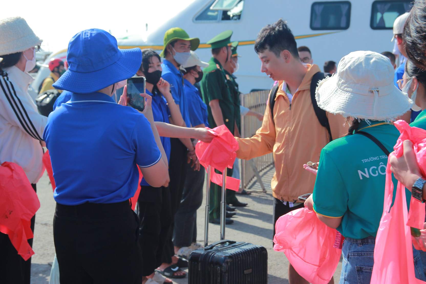 Tặng túi nilon tự hủy cho du khách đến đảo Phú Quý. Ảnh: Tuấn Đạt