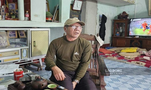Ông Phạm Văn Thành, 70 tuổi, thôn 8, xã Hạ Long, huyện Vân Đồn trao đổi với phóng viên. Ảnh: Đoàn Hưng