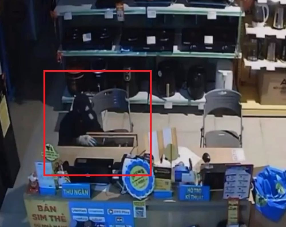 Hình ảnh trích xuất từ camera giám sát tại thời điểm đối tượng thực hiện vụ trộm. Ảnh: Công an Thanh Hóa