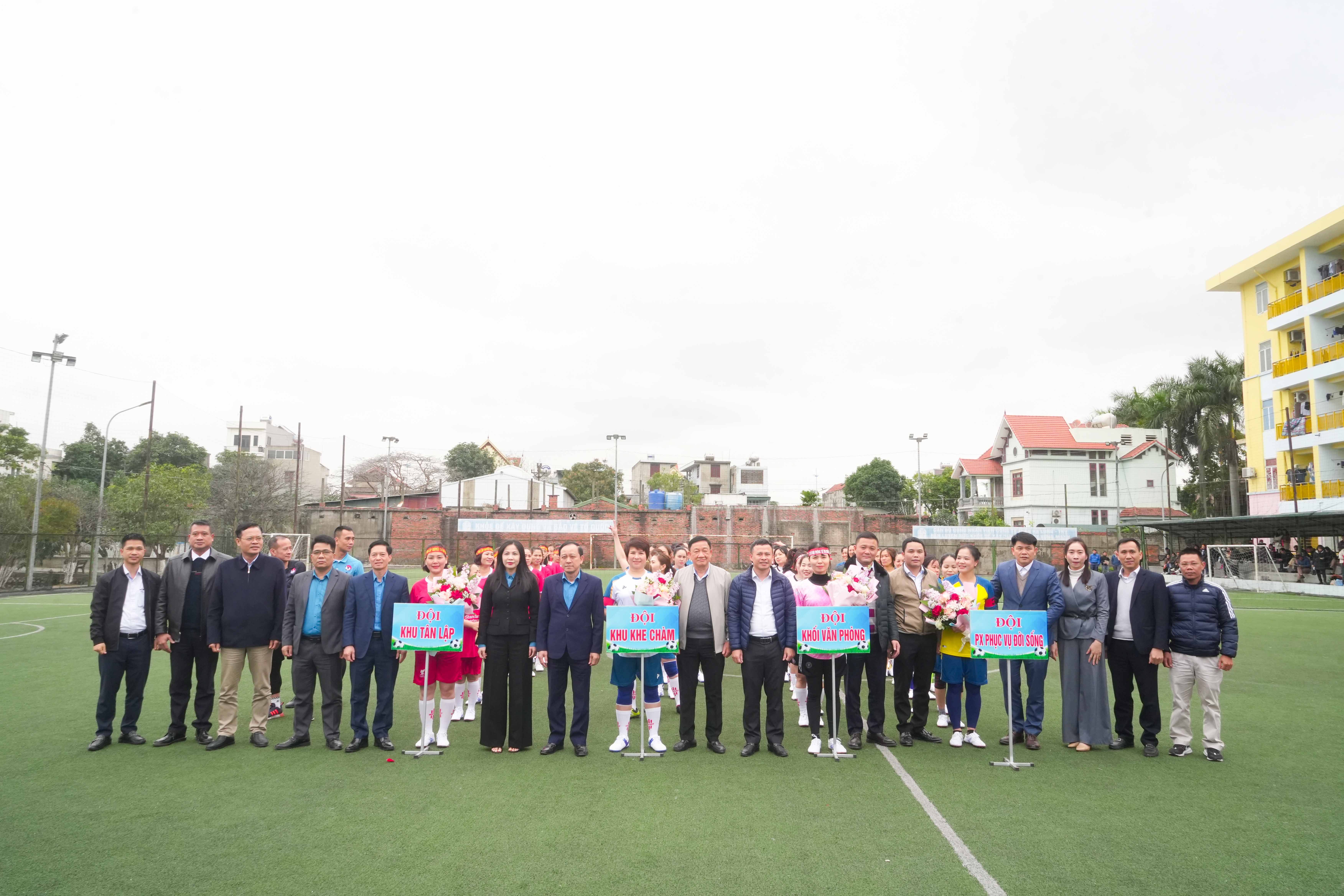 Ban Tổ chức tặng hoa cho các đội tham dự. Ảnh: Huy Du.