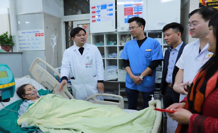 Các bác sĩ cấp cứu cho người bệnh tại Bệnh viện Bạch Mai. Ảnh: Thùy Linh