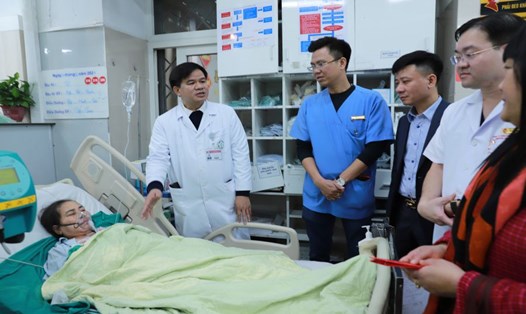 Các bác sĩ cấp cứu cho người bệnh tại Bệnh viện Bạch Mai. Ảnh: Thùy Linh