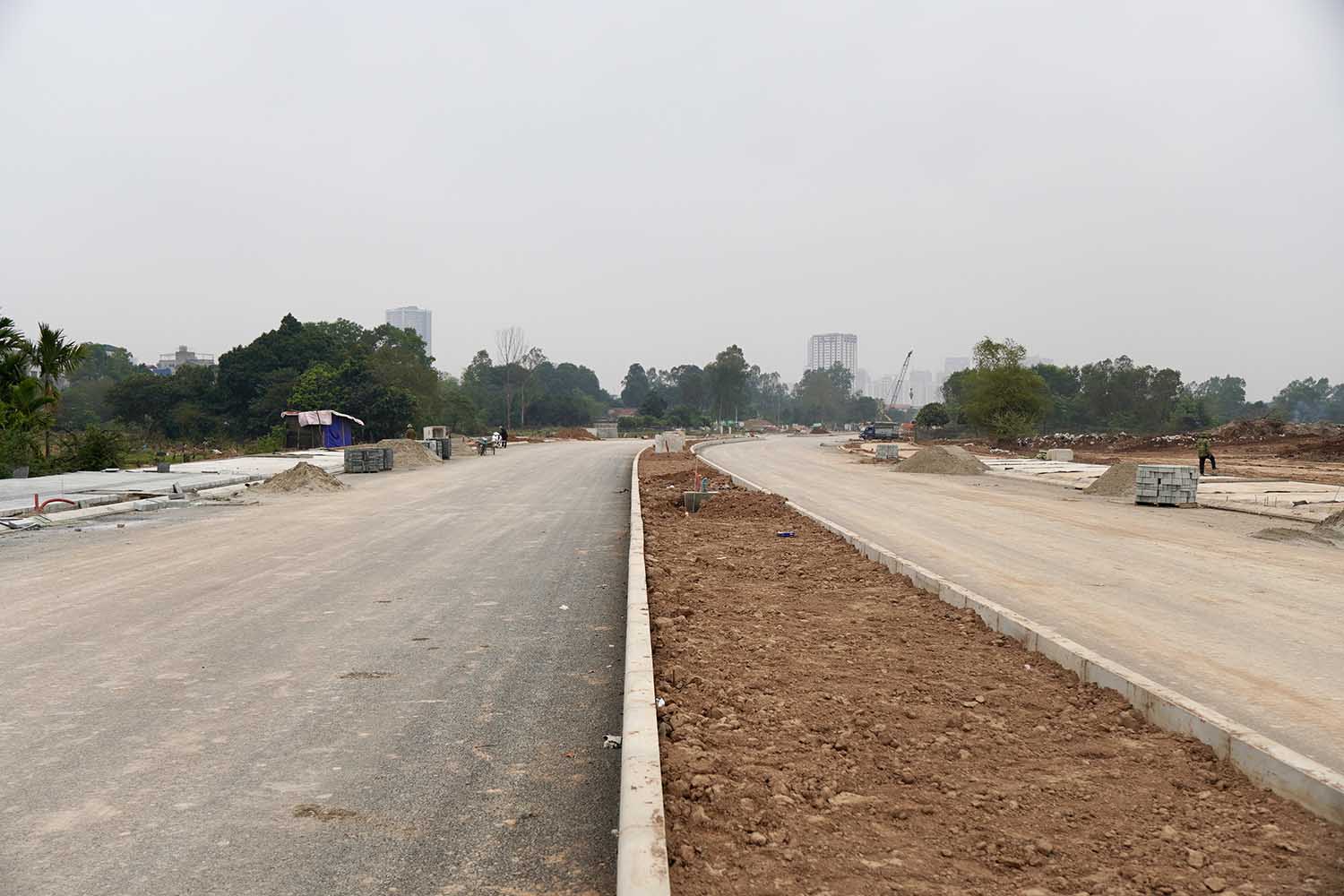 Sau hơn 1 năm thi công, đoạn từ điểm giao cắt Đại lộ Thăng Long đến phố Đại Linh (phường Mễ Trì) có tiến độ thi công tốt nhất, hiện đã thảm nhựa mặt đường lớp một.