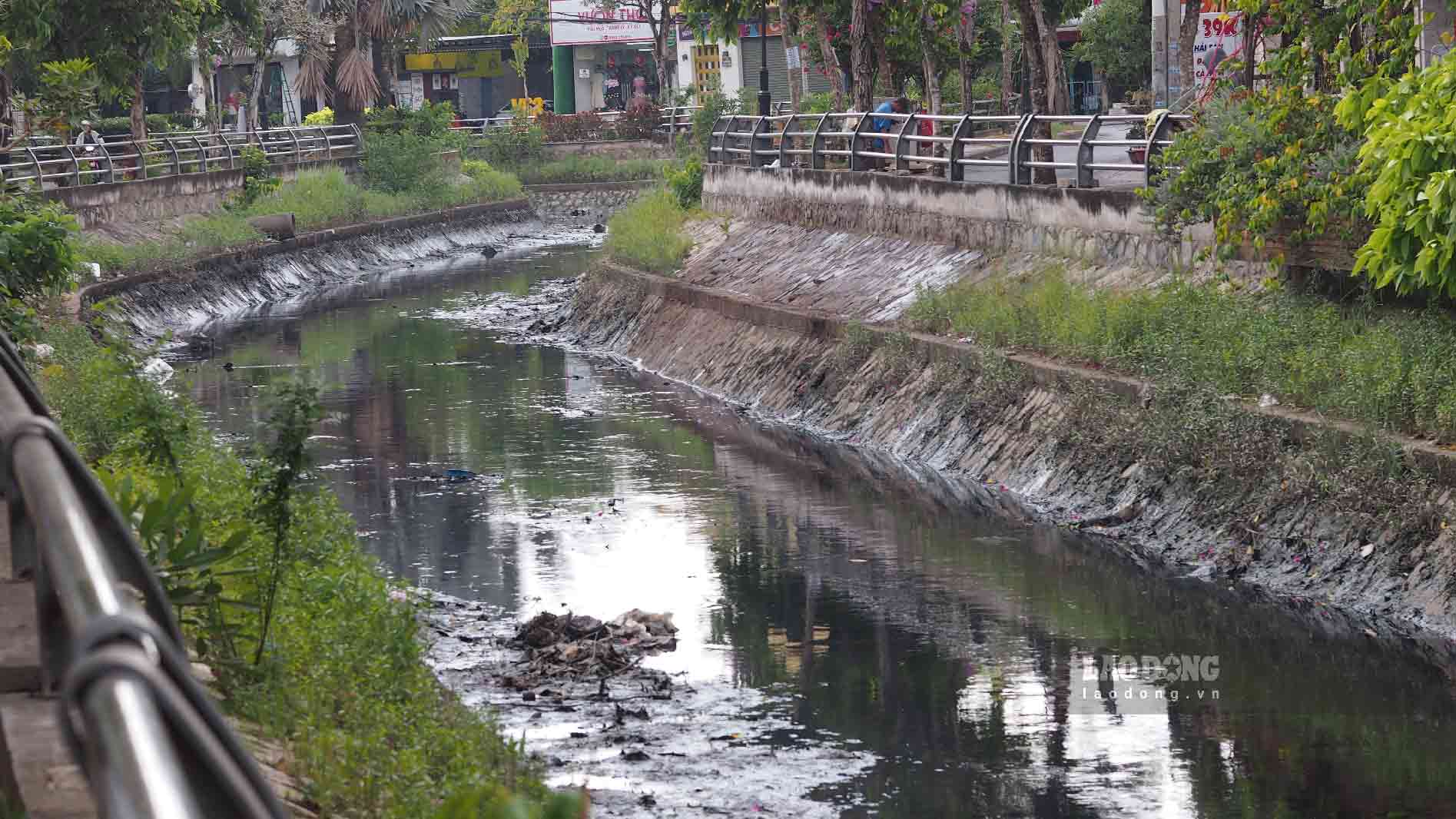 Tình trạng ô nhiễm cũng xuất hiện tại rạch Tham Tướng (quận Ninh Kiều, TP Cần Thơ).