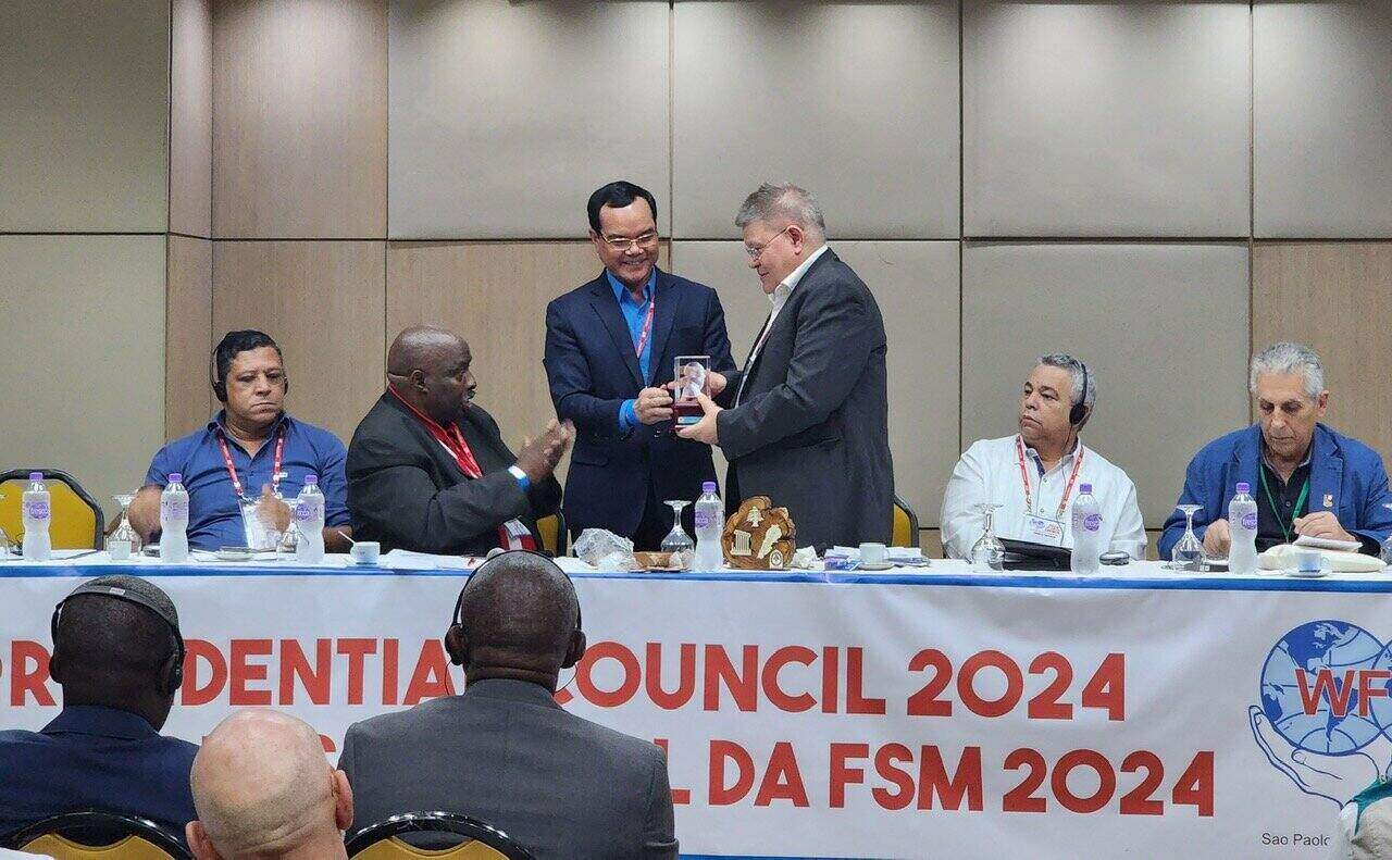 Chủ tịch Tổng Liên đoàn Lao động Việt Nam Nguyễn Đình Khang tặng quà lưu niệm Ban lãnh đạo Liên hiệp Công đoàn Thế giới. Ảnh: B.Đ.N