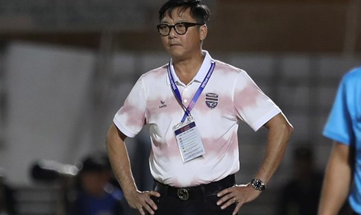 Huấn luyện viên Lê Huỳnh Đức chỉ ra điểm yếu của Bình Dương. Ảnh: Thanh Vũ